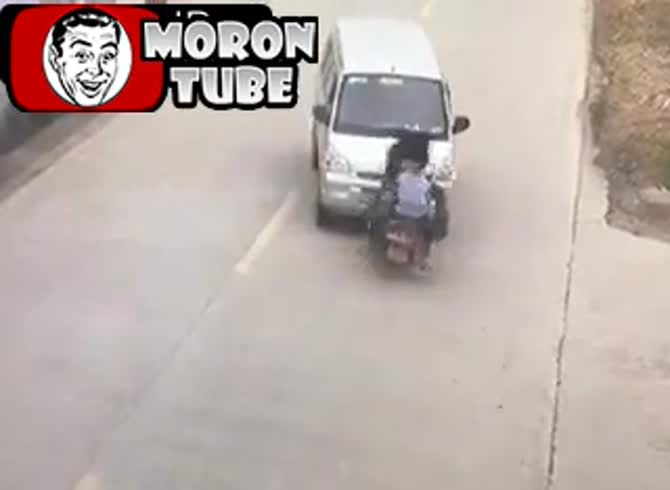 Video :A man forcefully collides with a minibus while riding his scooter with his three kids